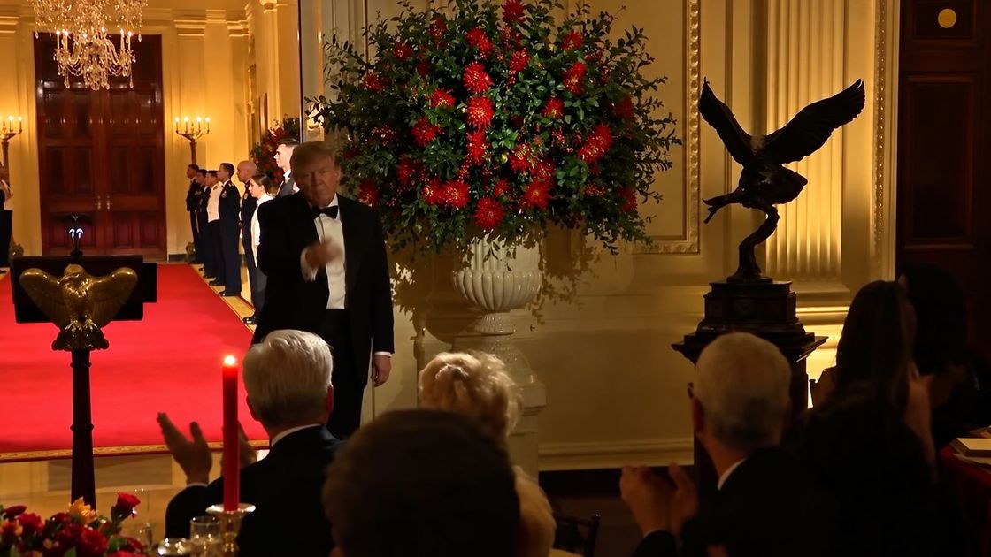 Трамп дарит скульптуру