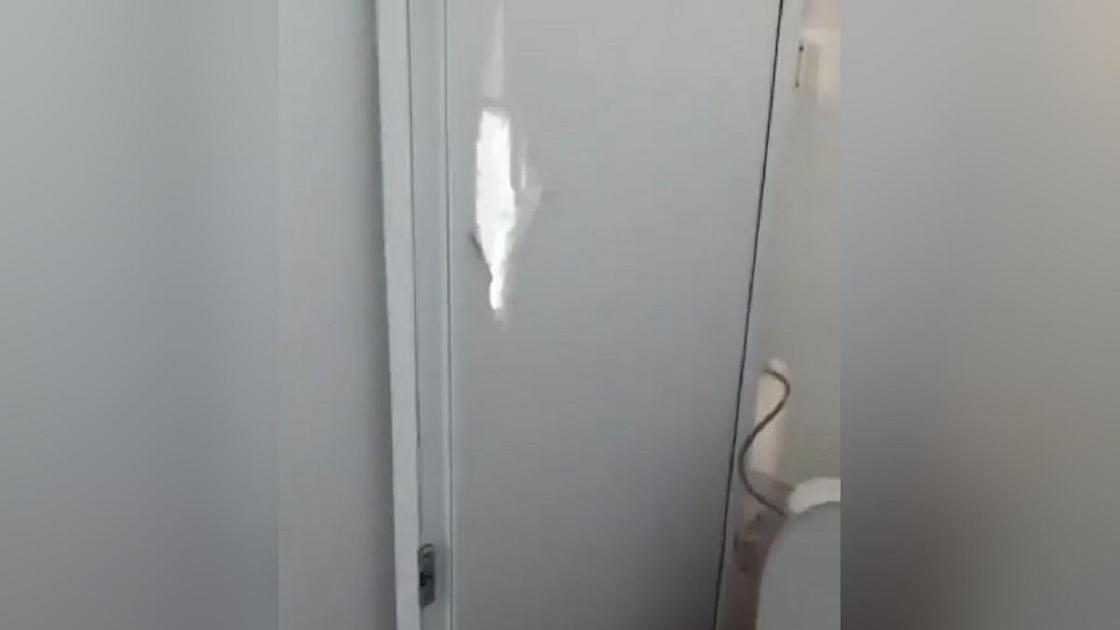 Дыра на перегородке туалета в школе в Павлодаре