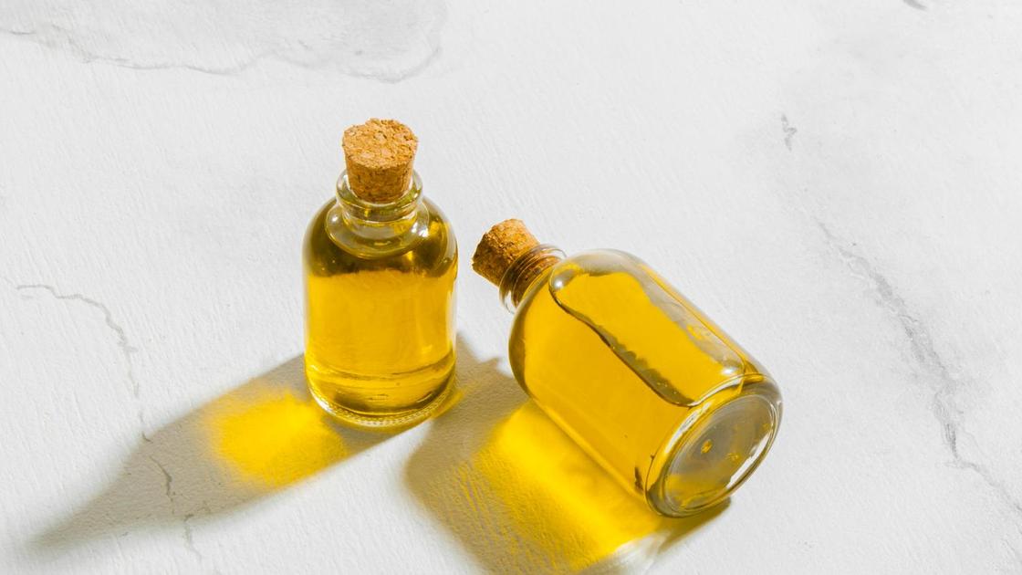 Бутылочки с желтым натуральным растительным маслом