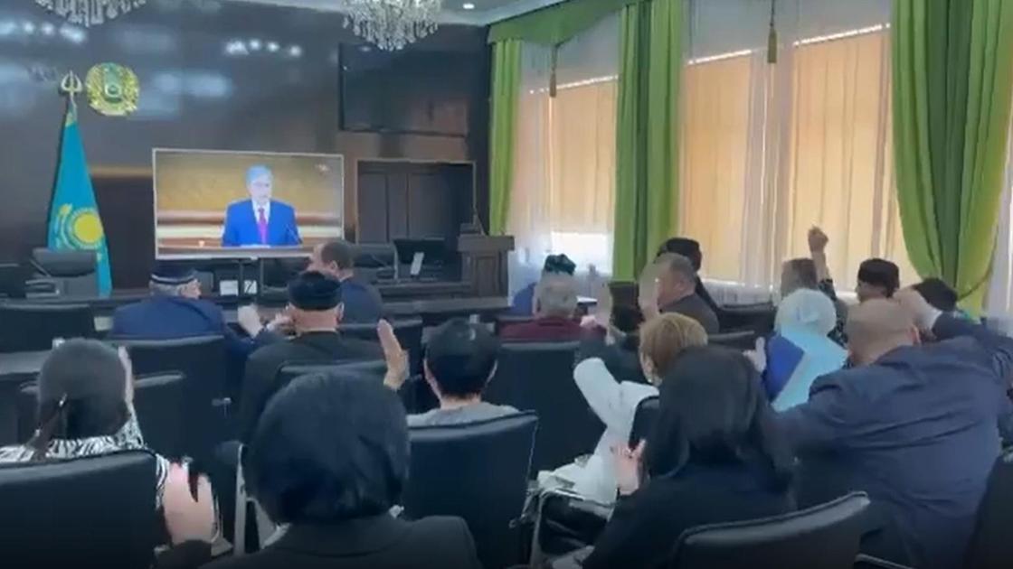 Люди сидят в зале и случают послание президента в Жезказгане