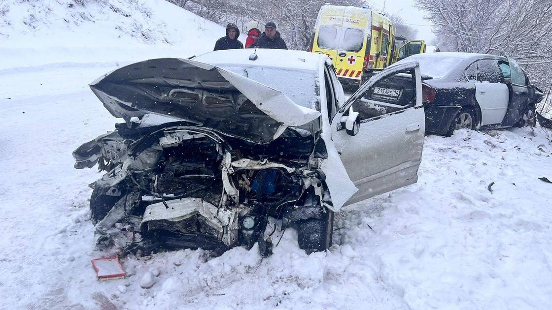 Бір-біріне соғылған көліктер және жедел жәрдем көлігі