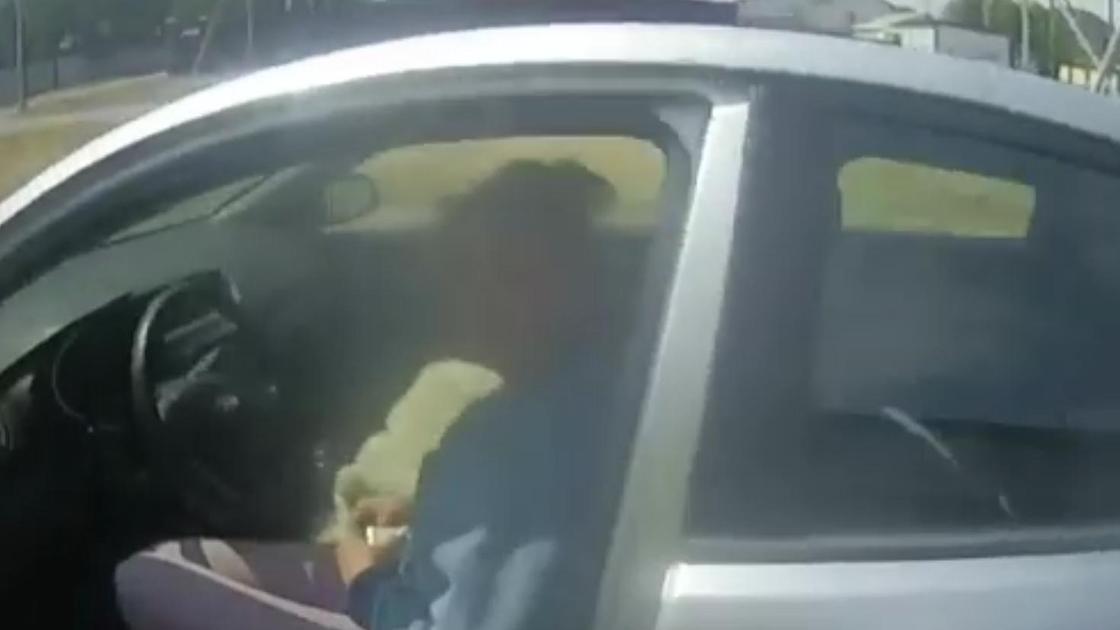 Женщина сидит за рулем