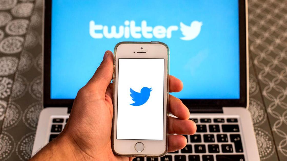 Логотип соцсети Twitter открыт на экранах смартфона и ноутбука