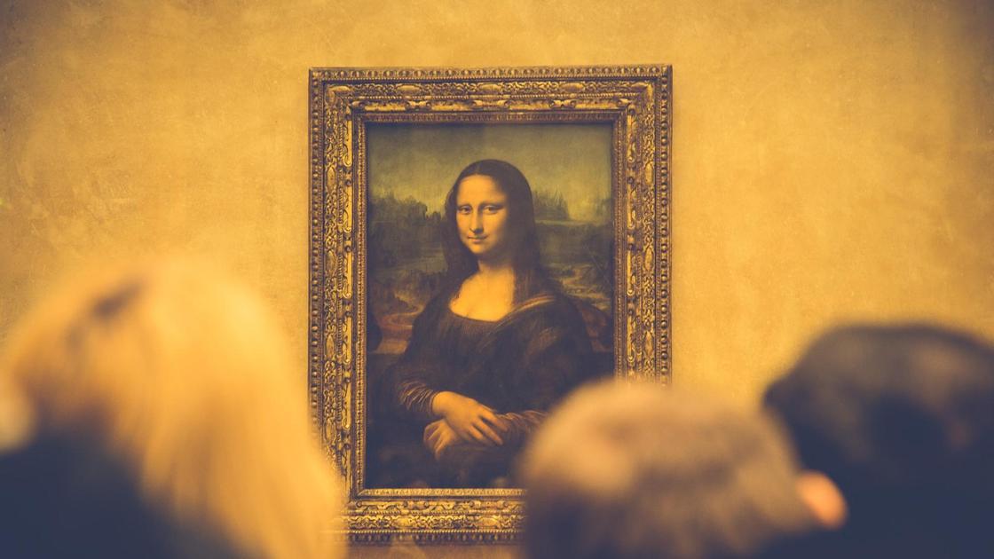 Люди рассматривают картину «Мона Лиза»