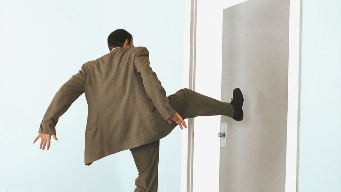 Удар по двери