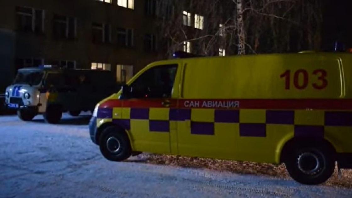 Скорые стоят возле больницы
