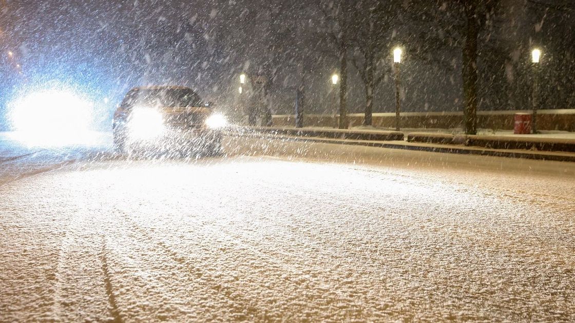 Машина едет в метель