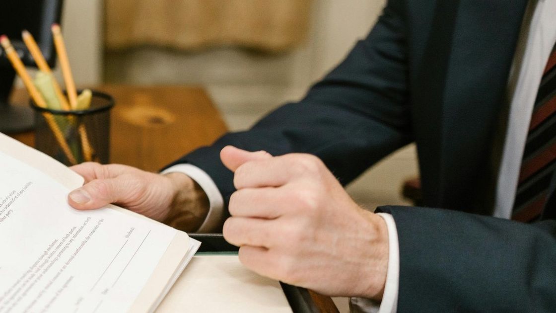 Мужчина в костюме передает документы