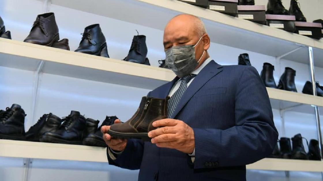 Умирзак Шукеев смотрит обувь
