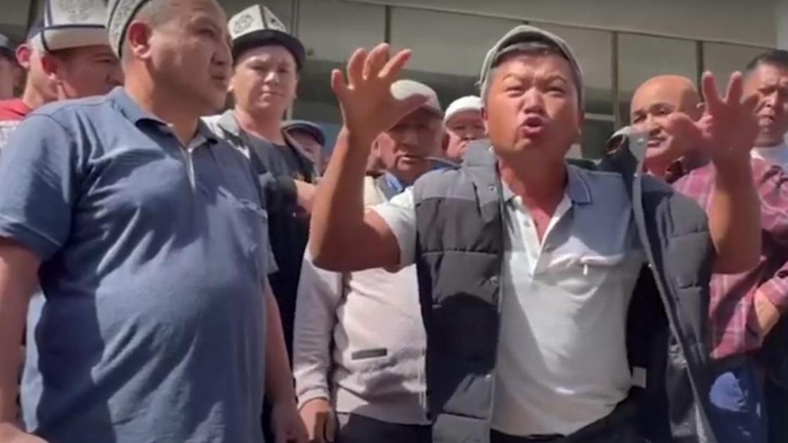Мужчины на митинге в Бишкеке