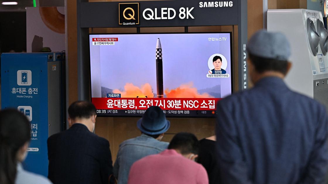 Люди смотрят новости о ракетных пусках Северной Кореей