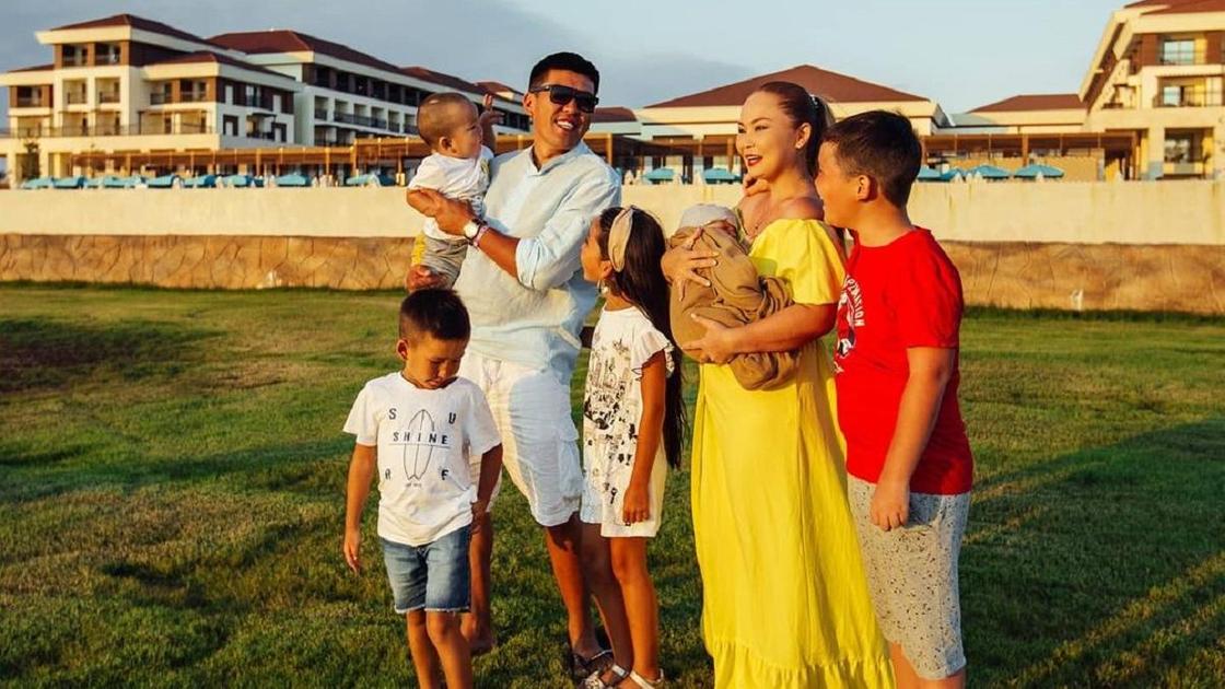 Мейржан Туребаев и Дана Есеева с детьми. Фото