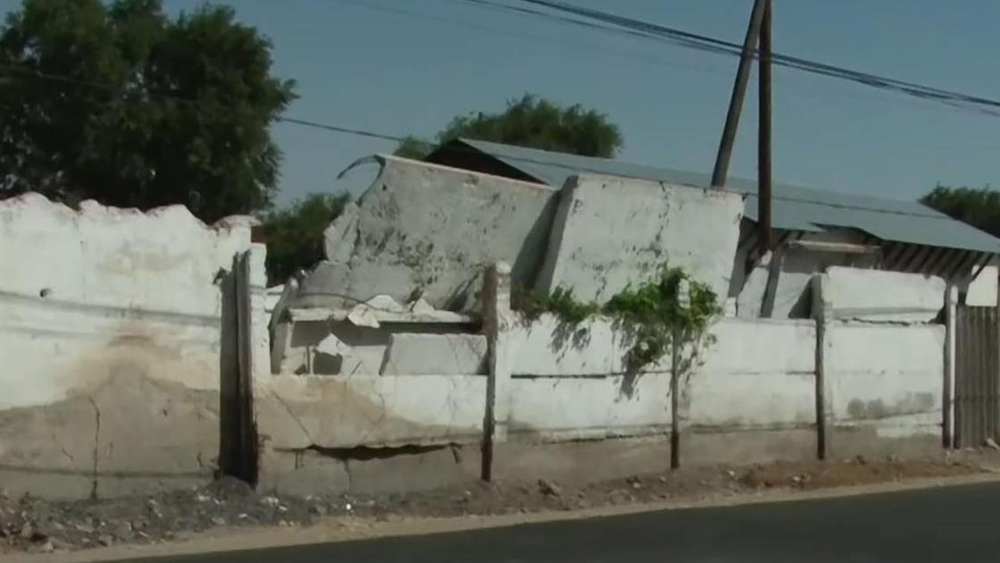 Стена из бетонных плит в Таразе