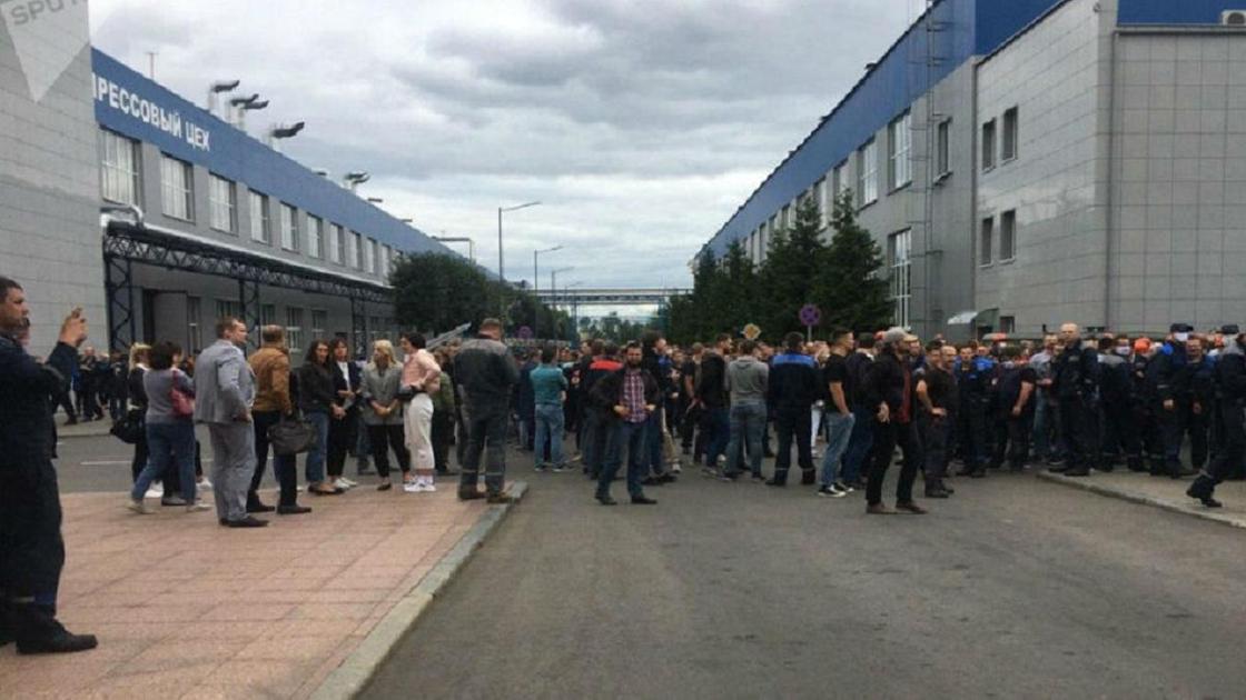 Рабочие устроили забастовку на "БелАЗе" Рабочие устроили забастовку на "БелАЗе"