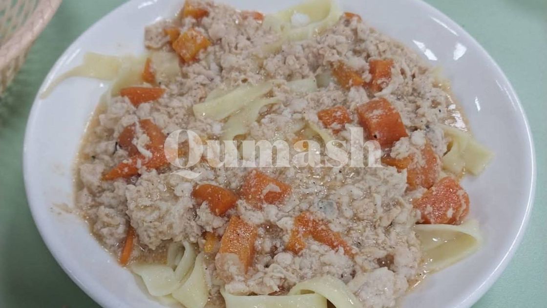 Еда в школьной столовой