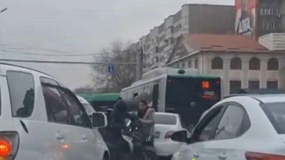 Драка курьера и автоледи