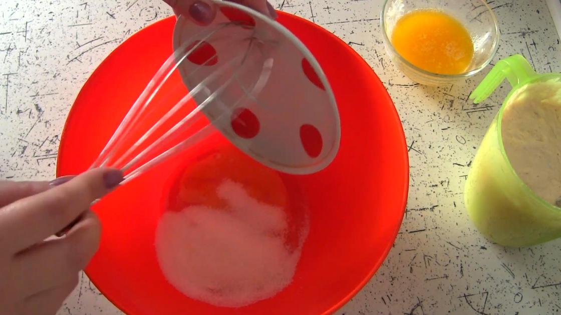 Добавление сахара в пластиковую емкость с яйцом
