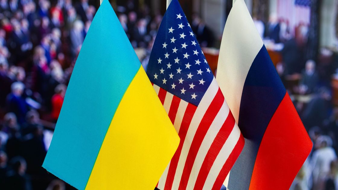 Флаги Украины, США и РФ