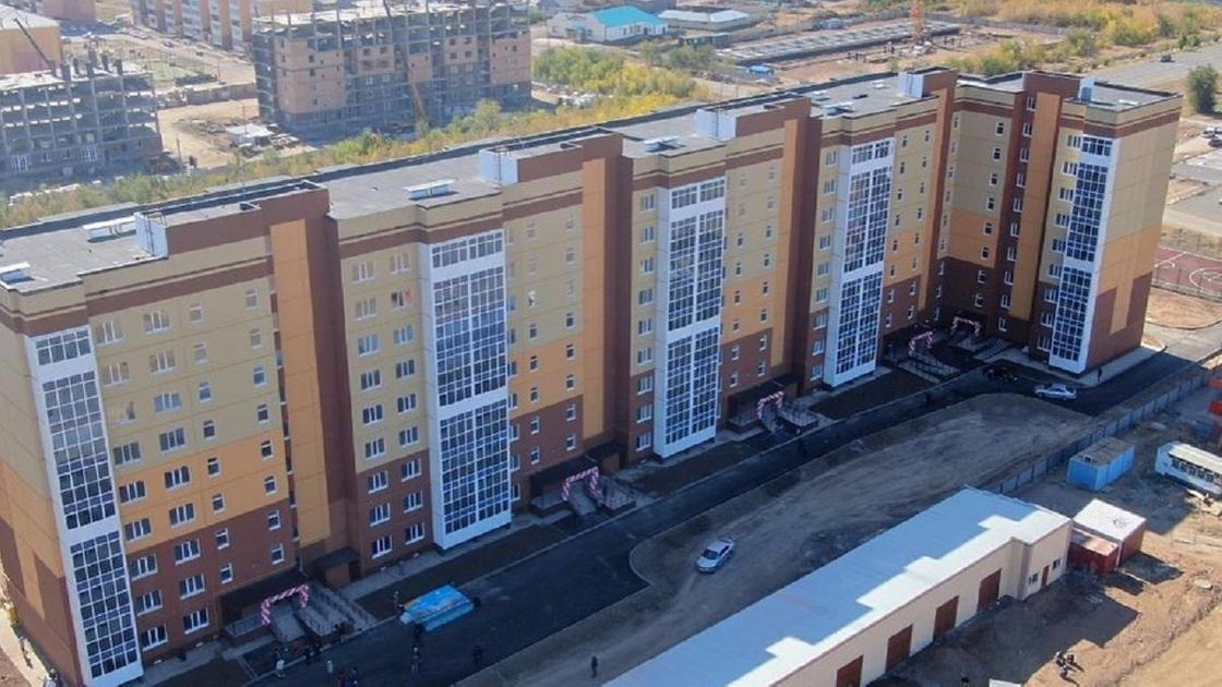 многоэтажный жилой дом стоит у дороги