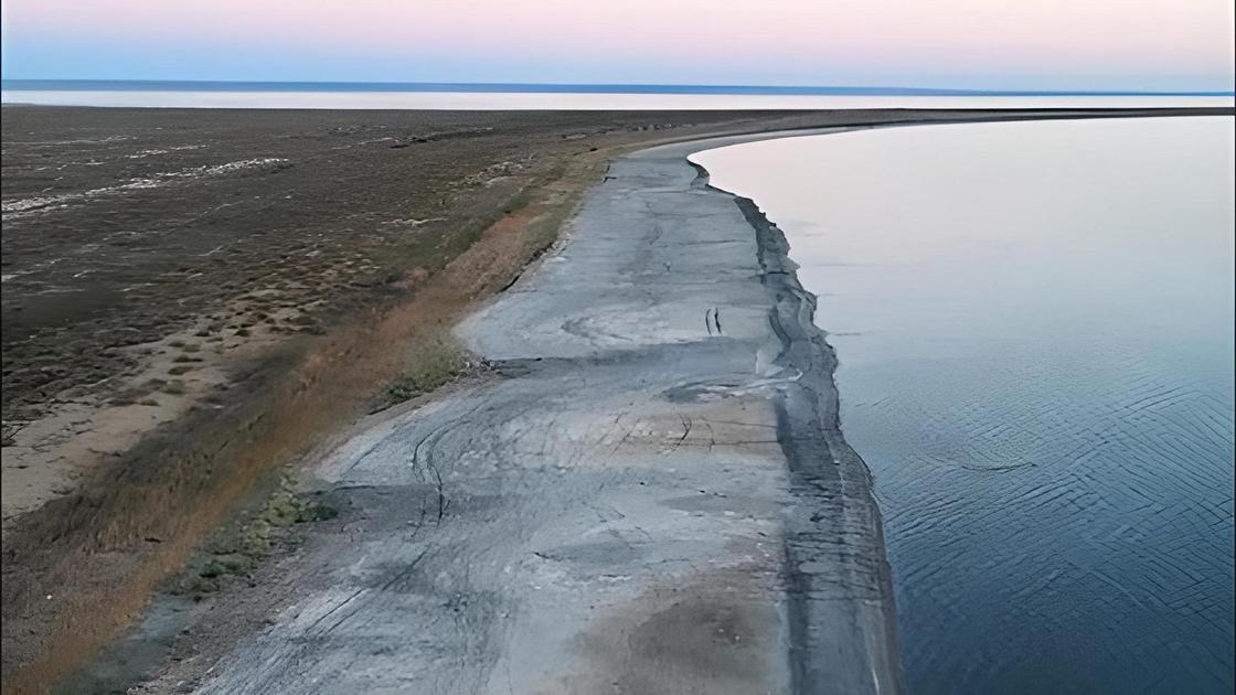 Каспийское море замкнутый водоем. Обмеление Каспийского моря 2023. Обмеление Каспийского моря 2022. Каспийское море обмелело 2023. Залив Кендерли на Каспийском море.