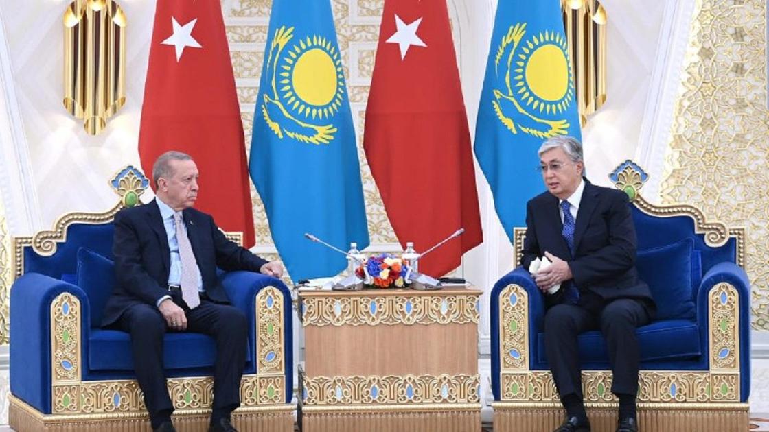 Қасым-Жомарт Тоқаев пен Режеп Тайип Ердоған Қасым-Жомарт Тоқаев пен Режеп Тайип Ердоған