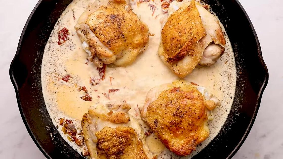 Обжаренные куриные бедрышки на сковороде в соусе