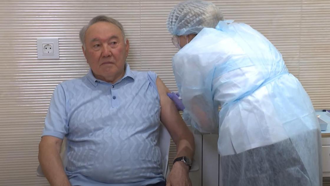 Елбасы Нурсултан Назарбаев получает вакцину от КВИ