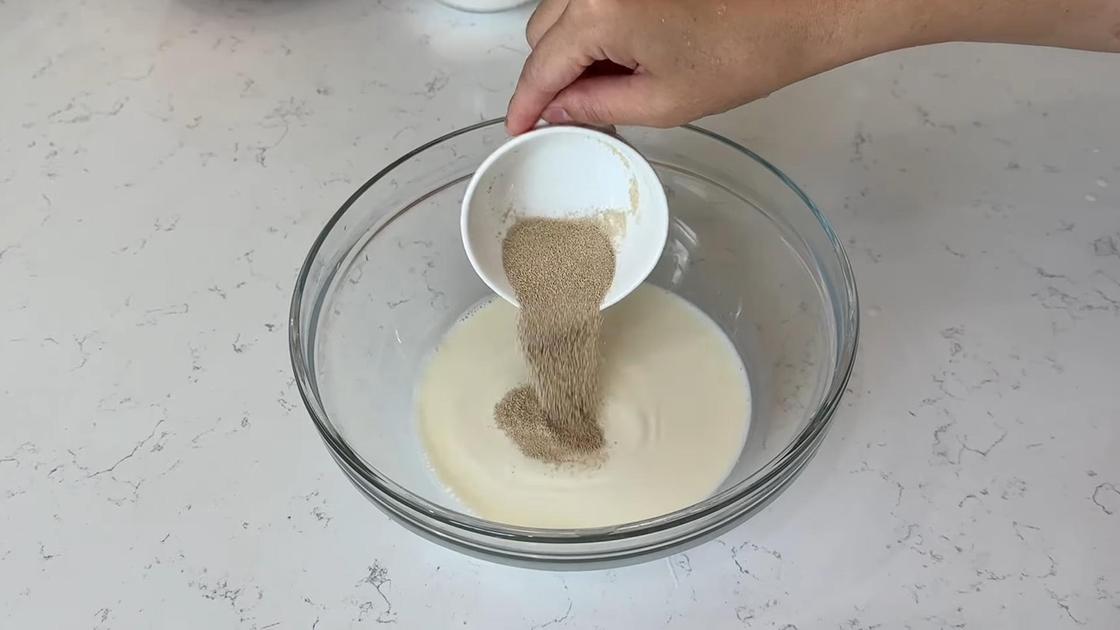 Сухие дрожжи насыпают в миску с молоком