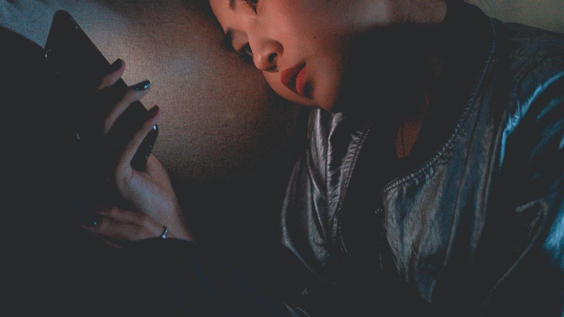 Девушка с телефоном