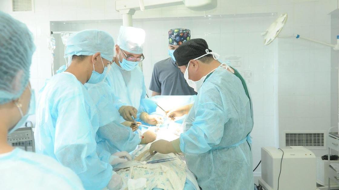 Алматинский хирург провел 3 бесплатных операций детям