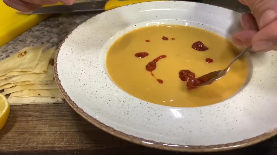 Подача чечевичного супа с пряным соусом