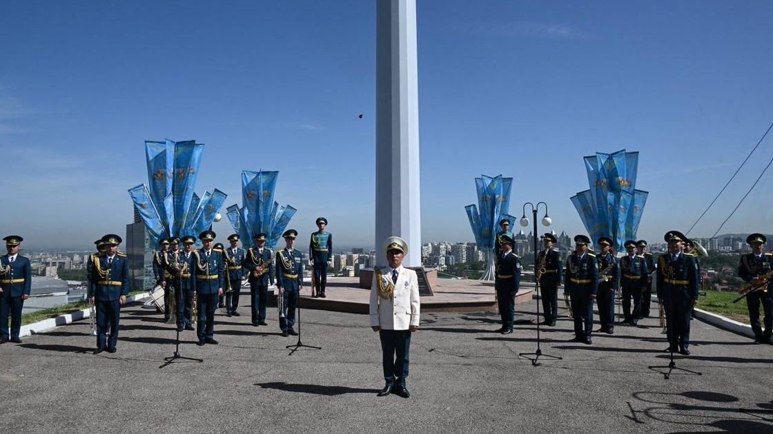 Торжественное поднятие государственного флага в Алматы