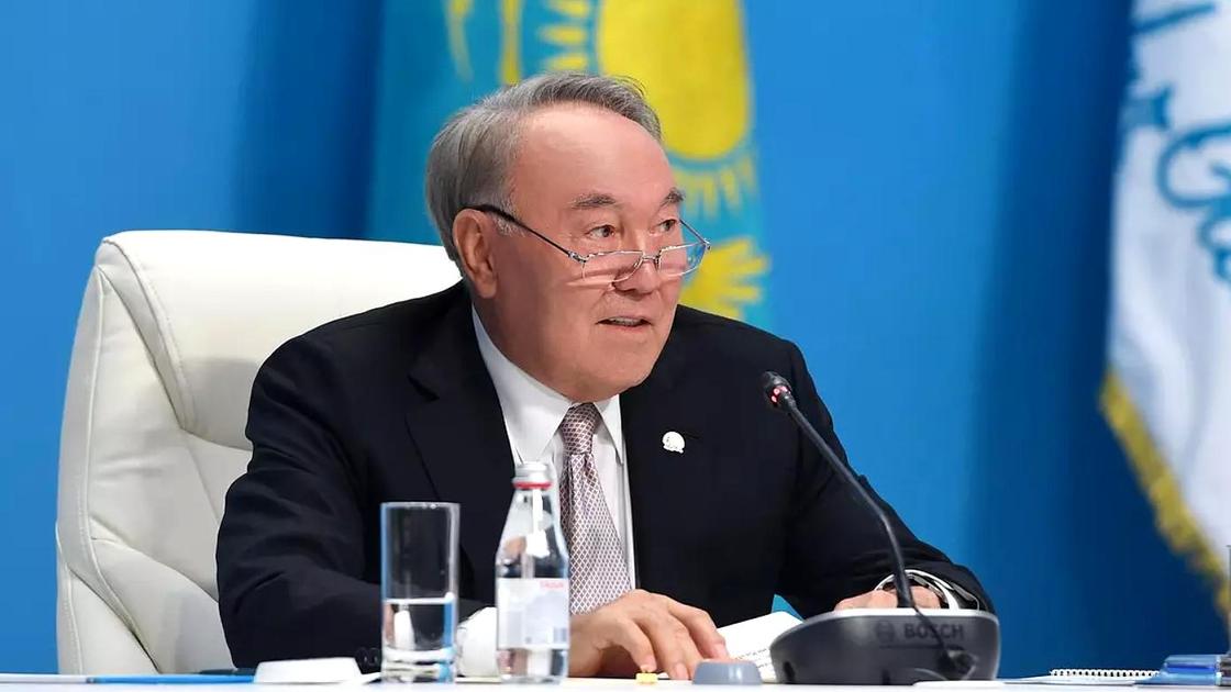 Нурсултан Назарбаев сидит за столом