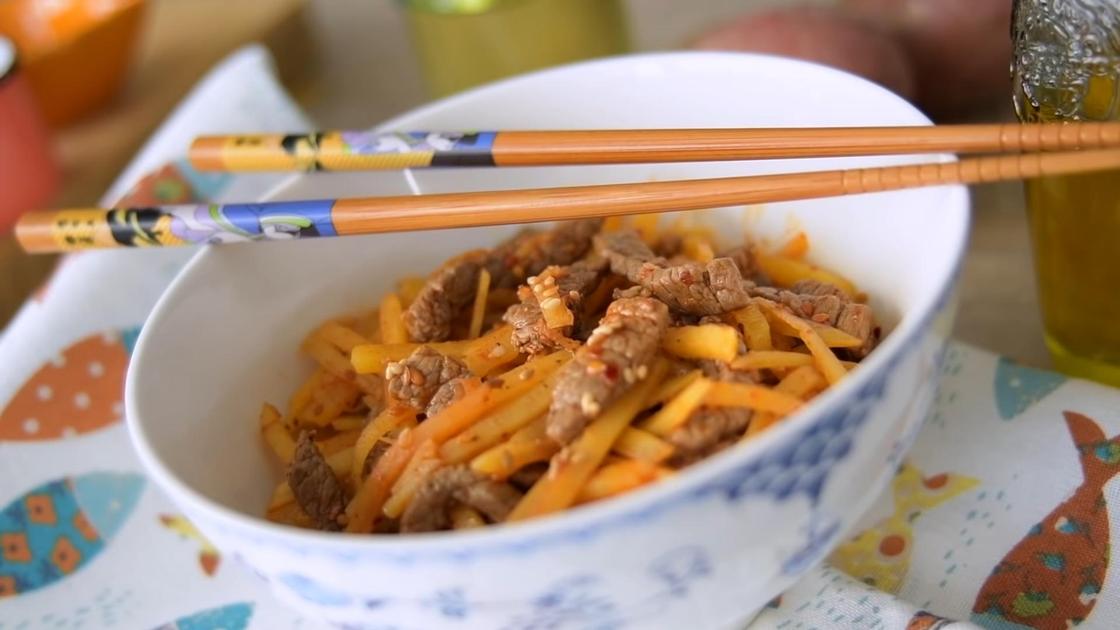 Мясо по-корейски с перцем и морковью