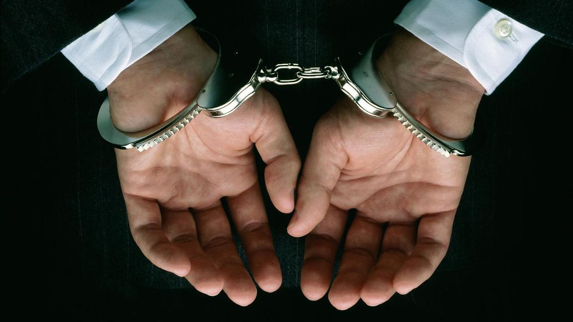 Мужчина в наручниках