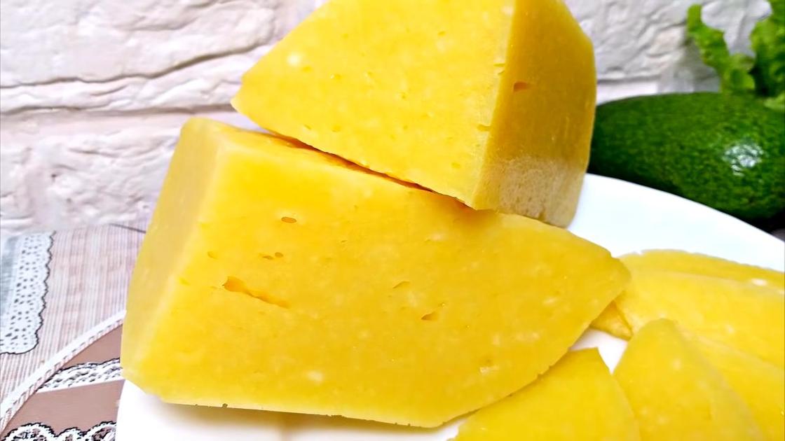 Куски твердого сыра из творога на тарелке