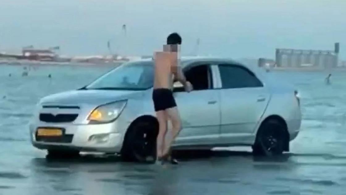 Машина в Каспийском море