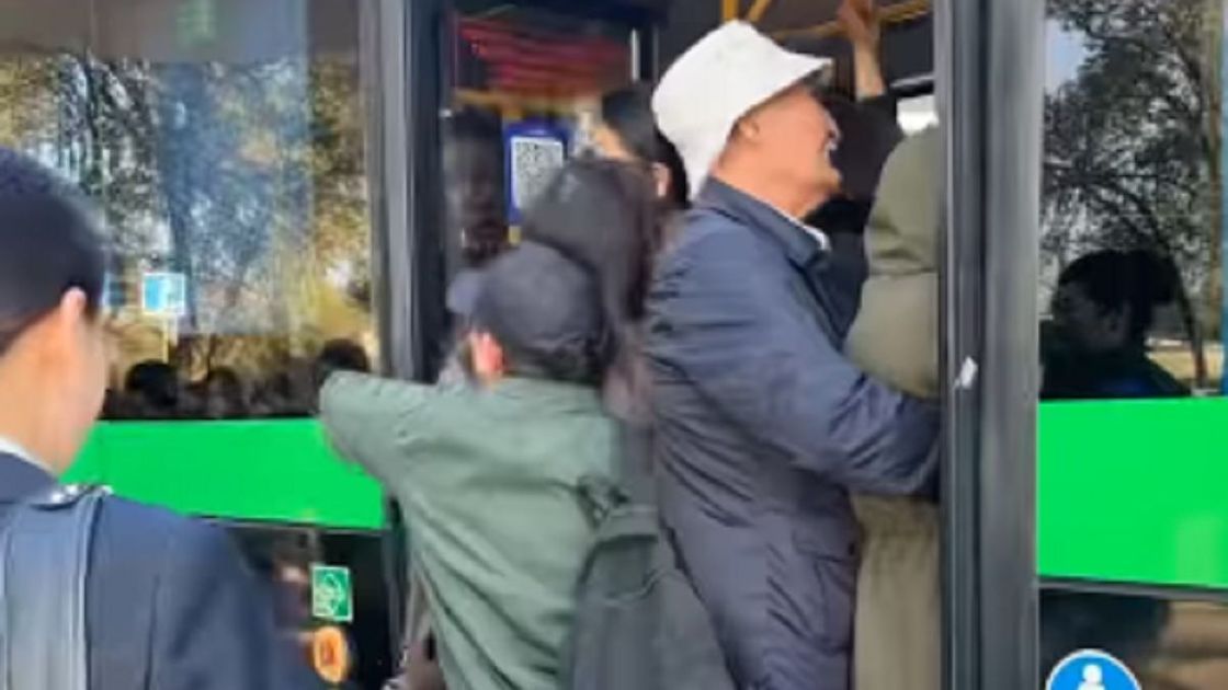 Пассажиры пытаются попасть в салон автобуса