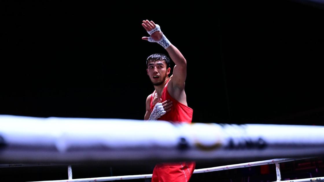 Казахстанский боксер Бейбарыс Жексен