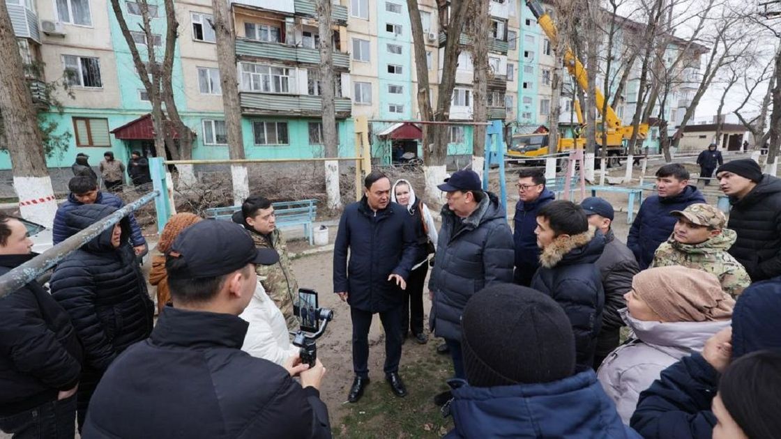 Аким Ербол Карашукеев на встрече после пожара