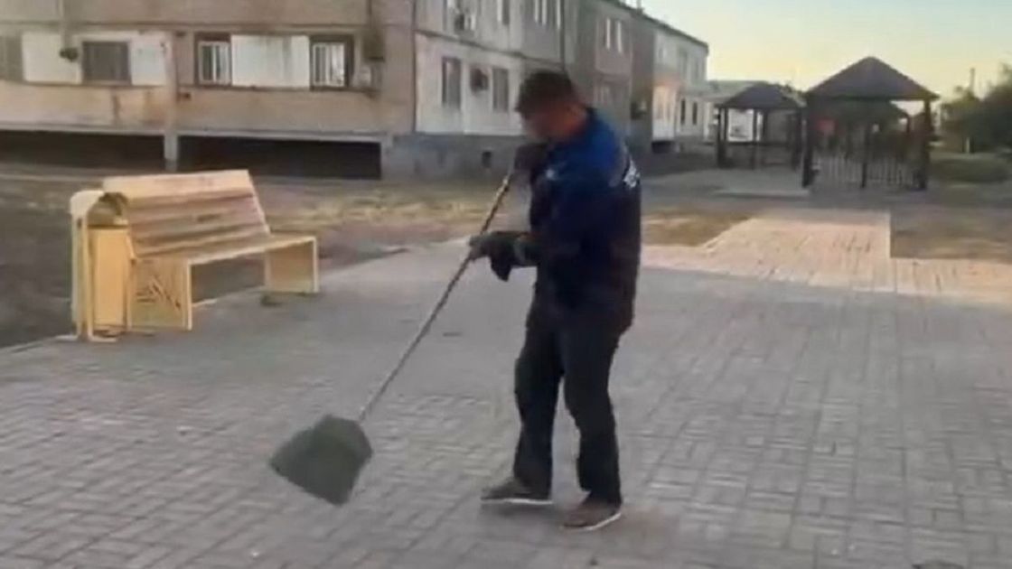 Мужчина подметает улицы