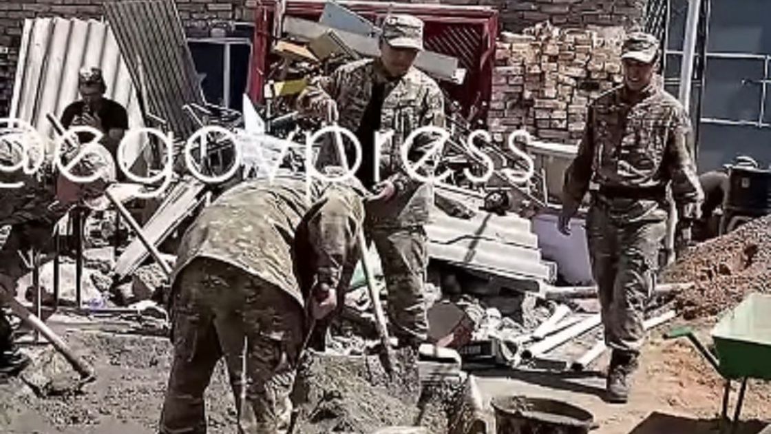 Люди в военной форме во время работ