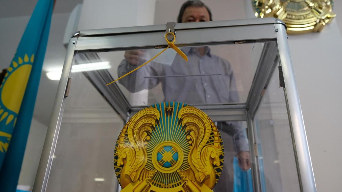 Бюллетень салып жатқан ер адам