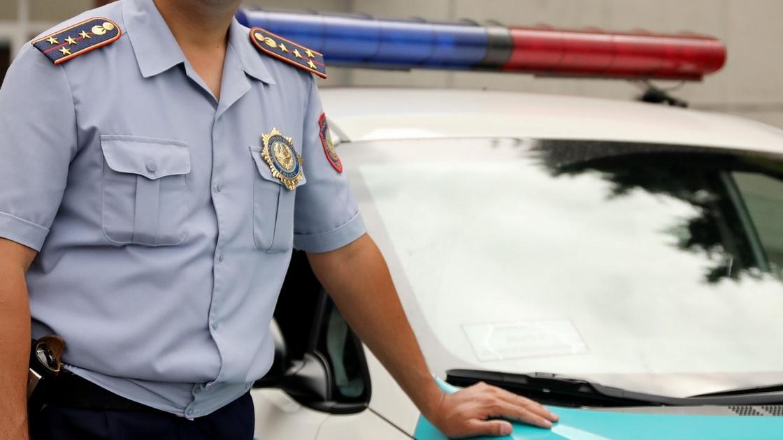 Полицейский стоит у авто Полицейский стоит у авто