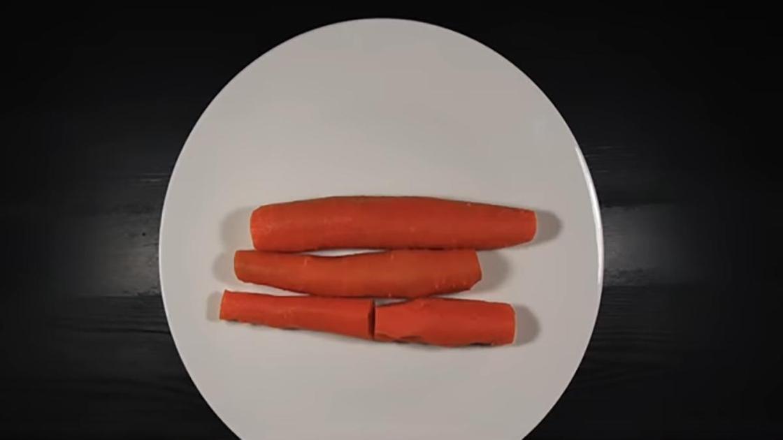 Вареная морковь на тарелке