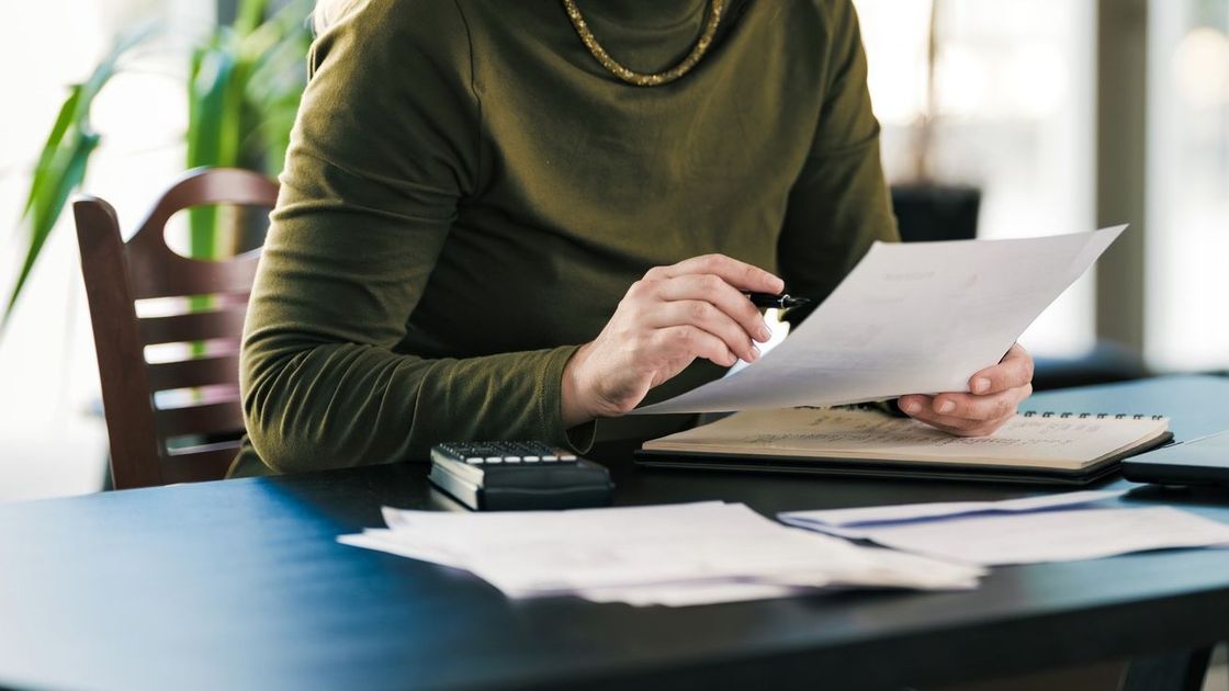 Женщина с бумагами