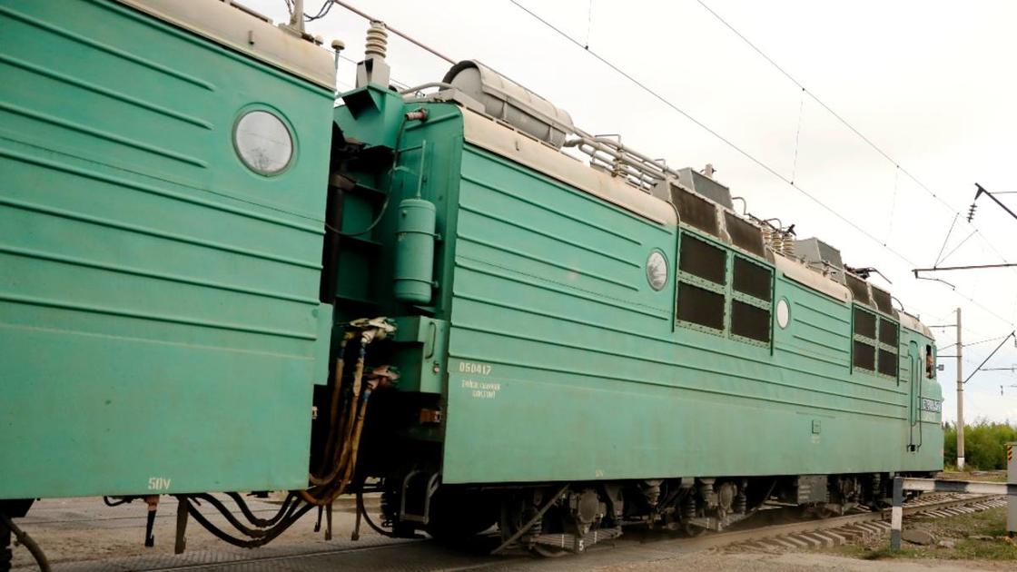 Самара казахстан поезд. Поезда Казахстана. Жолаушылар станция. Жолаушы станция. Вагонда йўловчилар.