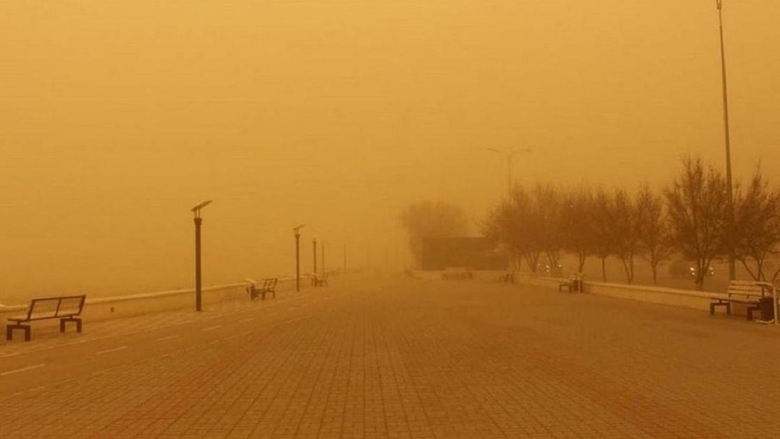 Сквер во время пыльной бури