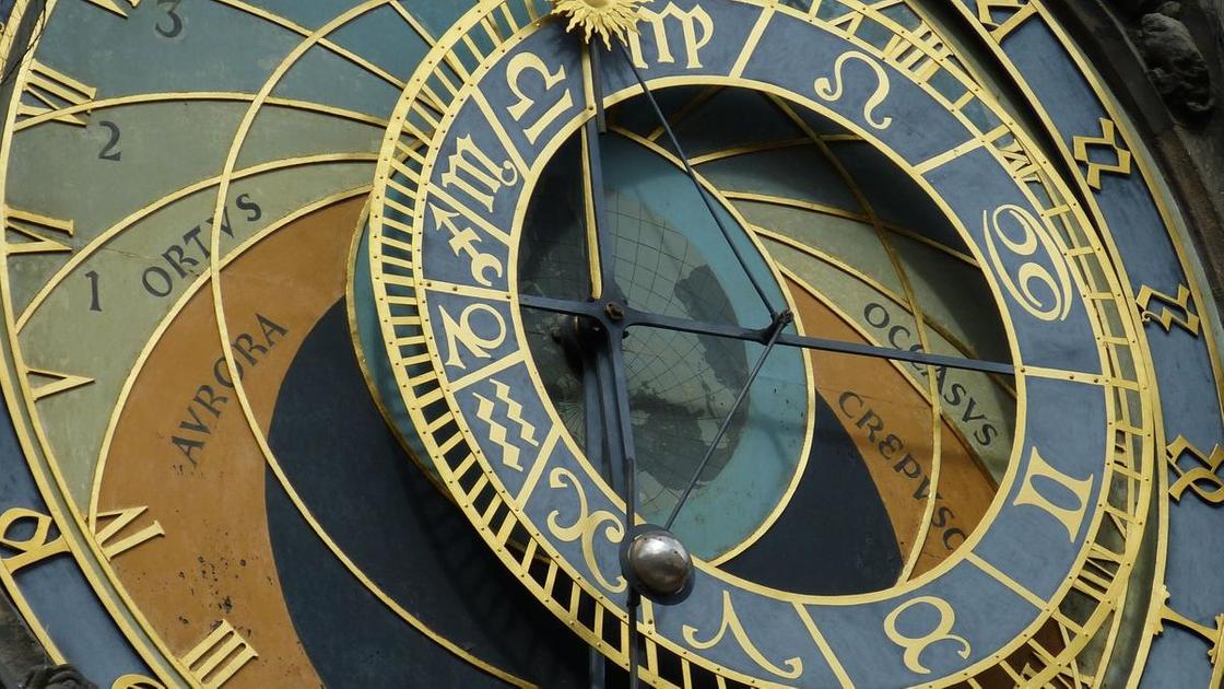 Круглые часы совмещены с зодиакальным кругом