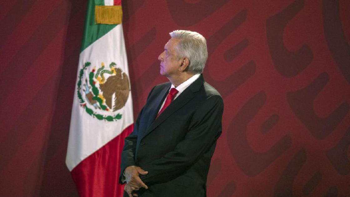 Президент Мексики Андрес Мануэль Лопес Обрадор на фоне флага